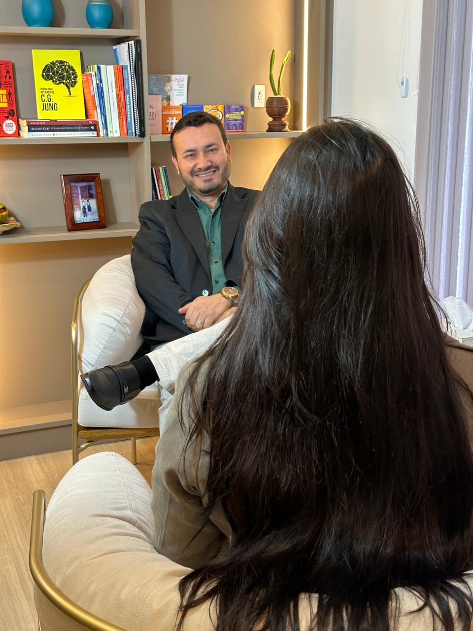 Nelto Almeida Rodrigues, psicólogo em Lages SC (CRP-12/27659), atendendo paciente em sessão de psicoterapia no Espaço Ficar Bem